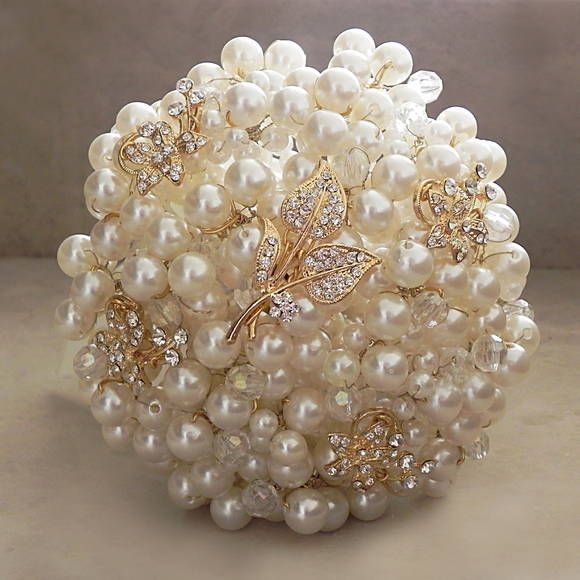Buquê de pérolas e broches.