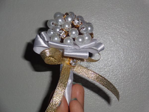 Buquês de pérola e broche.(Lembranças)