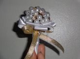 Buquês de pérola e broche.(Lembranças)